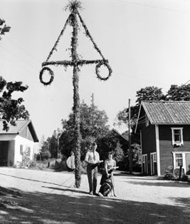 Lantbrevbärare Erik Johansson och Fru V. Andersson, Bammarboda gård.

Den bilåkande lantbrevbäraren Erik Johansson arbetade på linjen Åkersberga-Singö-Björnhuvud-Åkersberga.

Foto augusti 1961.