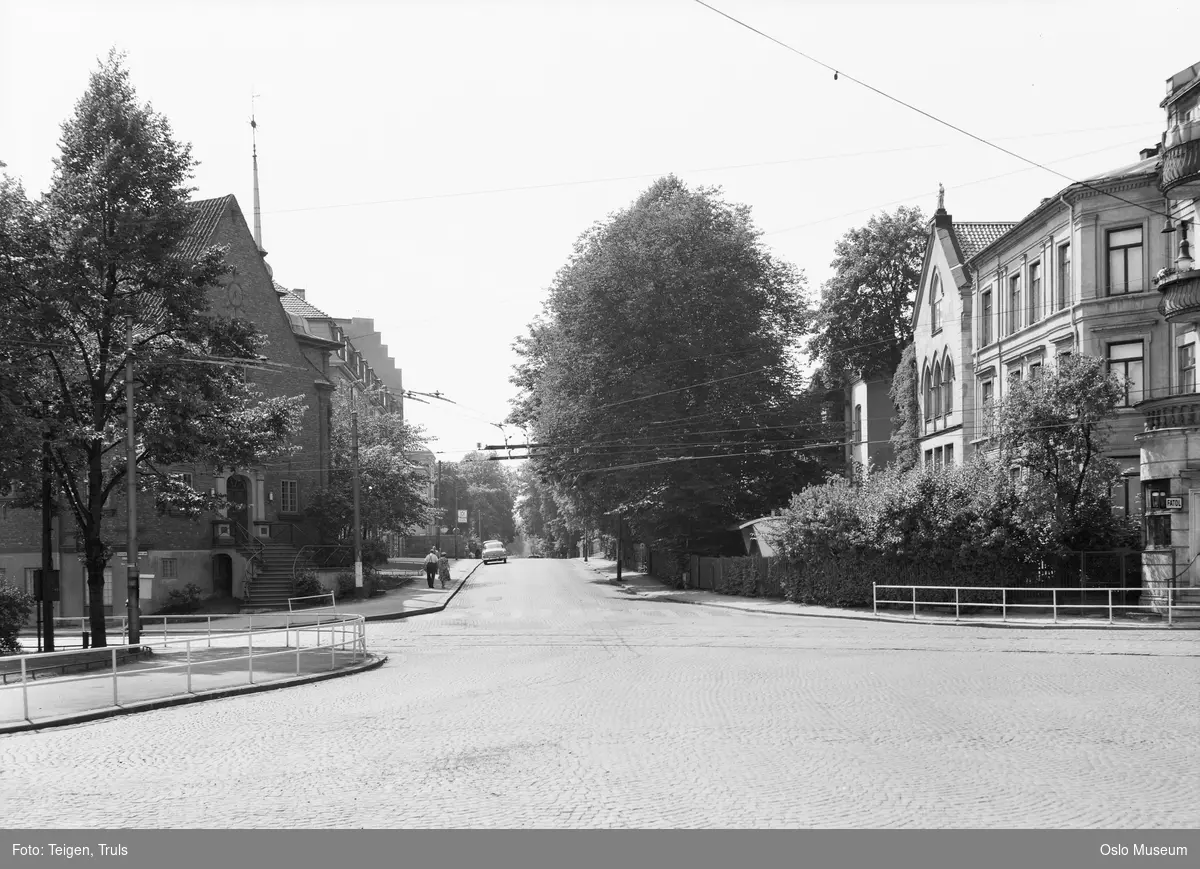 gateløp, villabebyggelse, hager, Vestre Frikirke, bil, mennesker