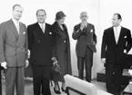 Postsparbankens 75-års jubileum 1959.  Uppvaktning å
postsparbankschefens Sven Lönnqvists tjänsterum.