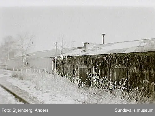 Bild 11 Magasin tidigare virkeslager ca 1940.Bild 16 Vy fr SO nyuppfört kontor till höger,transformatorhuset i fonden.