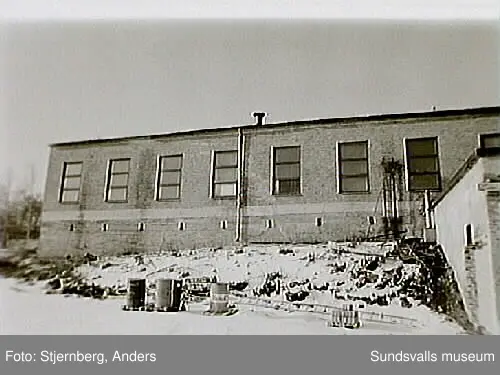 Bild 11 Magasin tidigare virkeslager ca 1940.Bild 16 Vy fr SO nyuppfört kontor till höger,transformatorhuset i fonden.