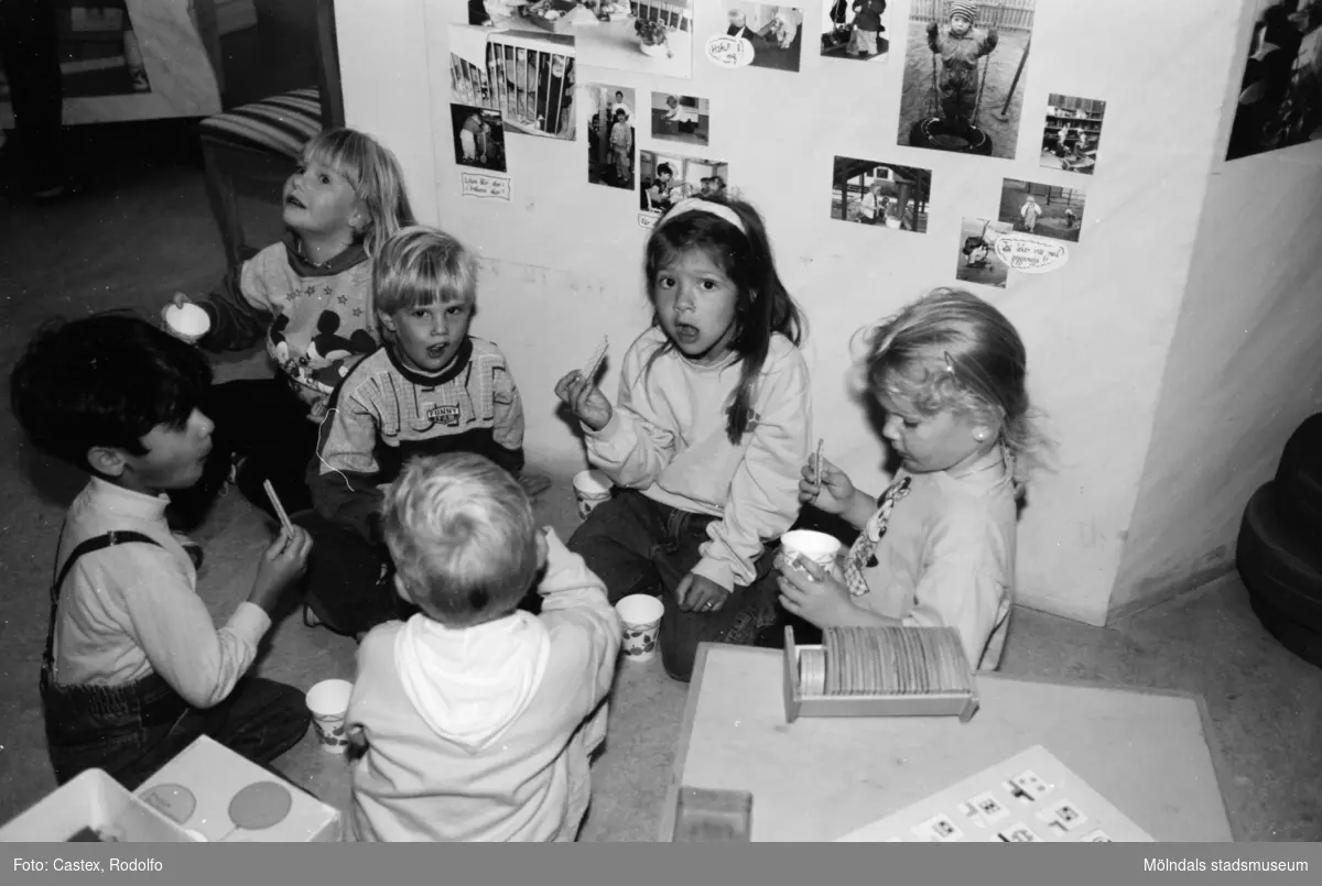 Sex barn sitter på golvet och fikar i samband med en utställningsvernissage av och om Katrinebergs daghem på Mölndals museum 1993-09-10.