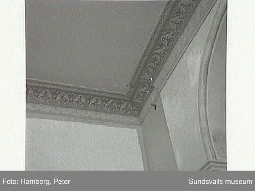 Målningsrestaurering av trapphus Storgatan 12. Eva Magnusson, praktikant från Västermalms skola, hjälper målaren Lars Erik Sjögren.