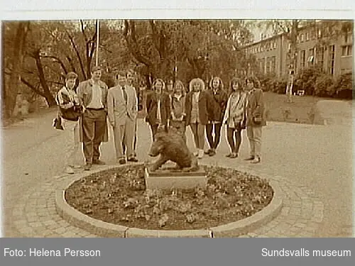 Skulptur "Sittande vildsvin" vid Bolagsbyrån.