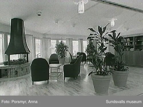 Utsmyckning av Tomtgränds servicehus i entré, matsal och samlingsrum av Lena Andersson, keramiska plattor och Anita Wohlén, gardiner och utsmyckning av pelare.