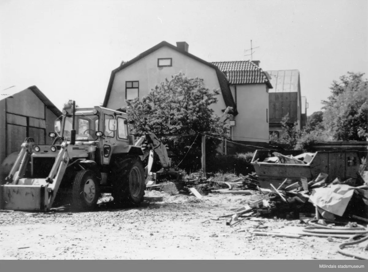 Rivning av området kring Barnhemsgatan 16 år 1975. Man ser östra gaveln av Ahlbergs skrädderi och bostad.