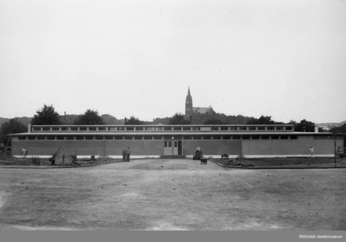 Saluhallen, sett från Nya torget i väster, stod färdig 1937. Alla arbeten runtomkring är ännu inte slutförda. I bakgrunden ser man Fässbergs kyrka.