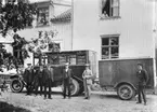 Bildiligens Scania Vabis i Råda den 1/7 1923.

Den första dagen en specialbyggd personautomobil fördes upp till Sysslebäck. Bilen är av modell 1923 och linjen som den trafikerade var Råda - Sysslebäck. Personerna är fr.v.:  diligensförare Elis Andersson, garagemästaren C.G. Torsén, postdirektör Th. G.B. Wennquist, generalpostdirektör Julius Juhlin, verkmästare E.V. Nyberg och postiljon A. Johansson.