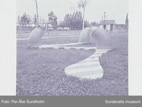 Betongskulptur av Karin Hansson.