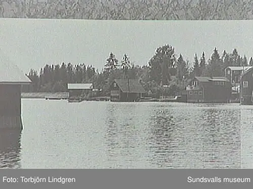 Vyer över fiskeläget, tagna av inventerare Torbjörn Lindgren omkring 1975. De ihopsatta bilderna kommer från Bengt Bygdén, stadsbyggnadskontoret.