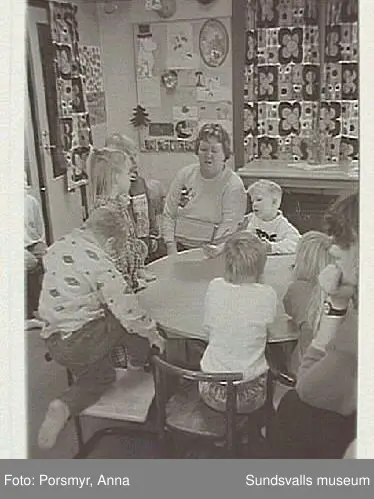 Dokumentationsfotografering av verksamheten vid biblioteksfilialen i Matfors. Bild 01Biblioteksassistenten Ingrid Engström, Matfors bibliotek, med låntagare vid utlånedisken. Bild 09 bibliotekaren Inger Barkman läser för en grupp förskolebarn i bibliotekets "läsrum".