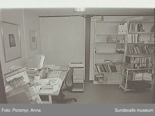 Dokumentationsfotografering av verksamheten vid biblioteksfilialen i Matfors. Bild 01Biblioteksassistenten Ingrid Engström, Matfors bibliotek, med låntagare vid utlånedisken. Bild 09 bibliotekaren Inger Barkman läser för en grupp förskolebarn i bibliotekets "läsrum".
