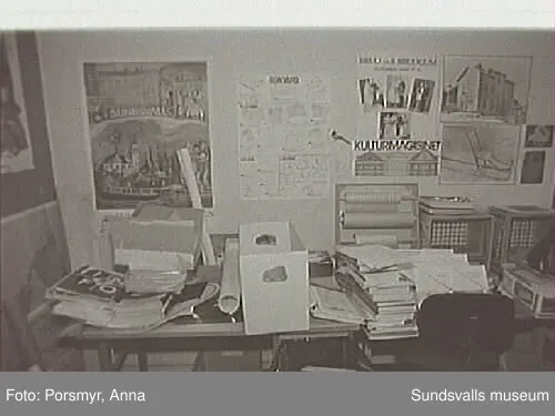 Dokumentationsfotografering av verksamheten vid biblioteksfilialen i Matfors. Bild 01Biblioteksassistenten Ingrid Engström, Matfors bibliotek, med låntagare vid utlånedisken. Bild 09 bibliotekaren Inger Barkman läser för en grupp förskolebarn i bibliotekets "läsrum".