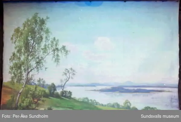 Gammal teaterfond från Sundsvalls teater. Siljanmotiv med björk till vänster.

Dekorationsmålare Christian Jansson (1845-1899) förestod Kungliga Teaterns dekorationsverkstad från 1868 till sin död 1899. Han anlitades även för Sundsvalls Teaters första uppsättning av scendekorationer. Fonderna samt ridån kom troligen till omkring år 1894 i samband med teaterns invigning.