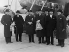 Bulltofta flygfält, Malmö.  Den 17/3 1936.  Fr. vänster:  ingeniör
K. Lignell, AB Aerotransport, Malmö; vice konsul H. Ekman, Malmö; 
captain W. Andersson, British Airways, Köpenhamn;  postdirektör
G.O.A. Lundbom;  direktör A. Damm, British Airways, Köpenhamn;  major
Mc. Crindle, British Airways och H. Castleton, Malmö.