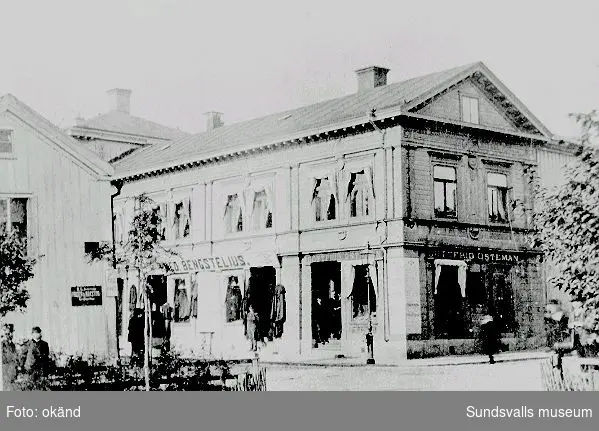 Sundsvalls trästad före 1888. Storgatan vid Vängåvan. B U Anderssons friser- och rakstuga, Bengstelius manufaktur-och klädeshandel samt Gottfrid Östemans tobakshandel.