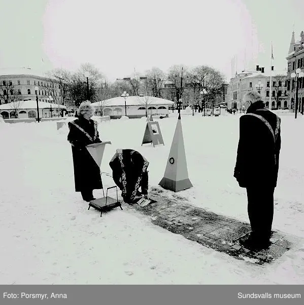 Ritualiserad föremålsnedläggning på torget.