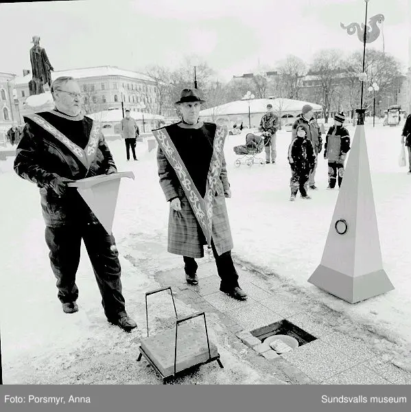 Ritualiserad nedläggning av föremål under plattorna på torget.