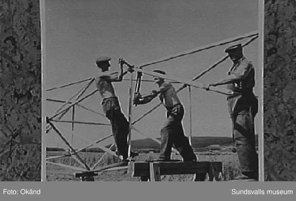 Resning av den provisoriska fackverksmasten vid rundradiostationen i Ljustadalen, 1948.