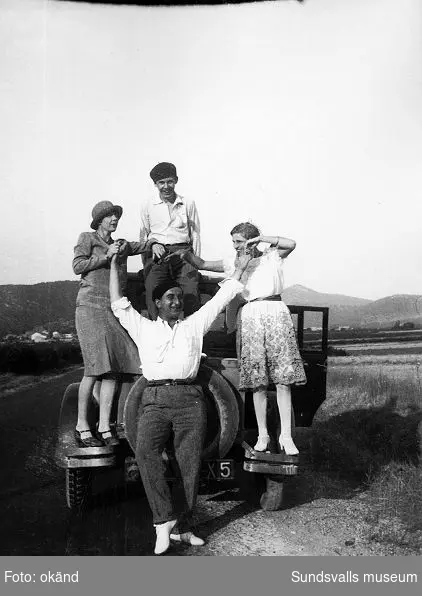 Familjen Hjertén/Grünewald köpte sin första bil 1925, en Renault. Med den gjorde man resor för att hitta motiv och måla. Fr v Sigrid Hjertén, Isaac Grünewald, sonen Iván (f. 1911), okänd kvinna t h.