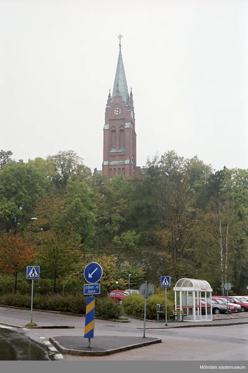 Fässbergs kyrka. Mölndalsbro i dag - ett skolpedagogiskt dokumentationsprojekt på Mölndals museum under oktober 1996. 1996_1135-1152 är gjorda av högstadieelever från Kvarnbyskolan 9D, grupp 1. Se även 1996_0913-0940, gruppbilder på klasserna 1996_1382-1405 samt bilder från den färdiga utställningen 1996_1358-1381.
