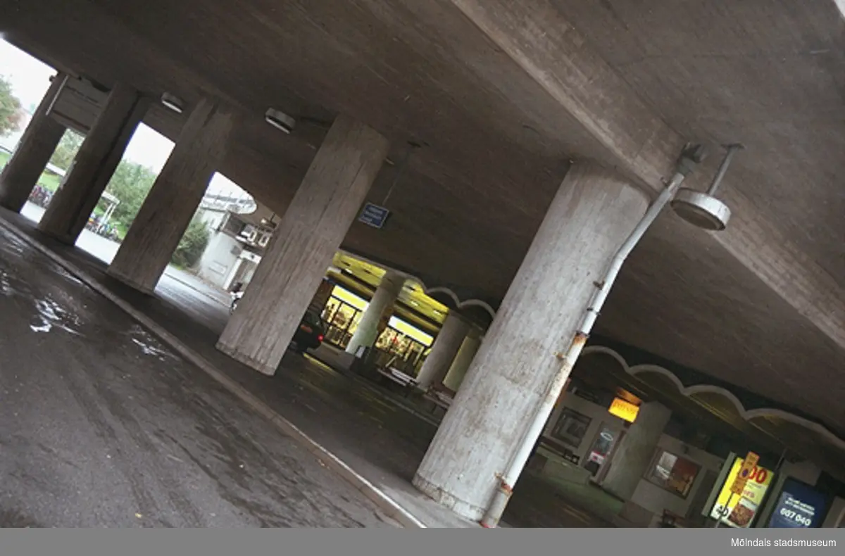 Busshållplats under bron. Mölndalsbro i dag - ett skolpedagogiskt dokumentationsprojekt på Mölndals museum under oktober 1996. 1996_1173-1187 är gjorda av högstadieelever från Kvarnbyskolan 9D, grupp 3. Se även 1996_0913-0940.