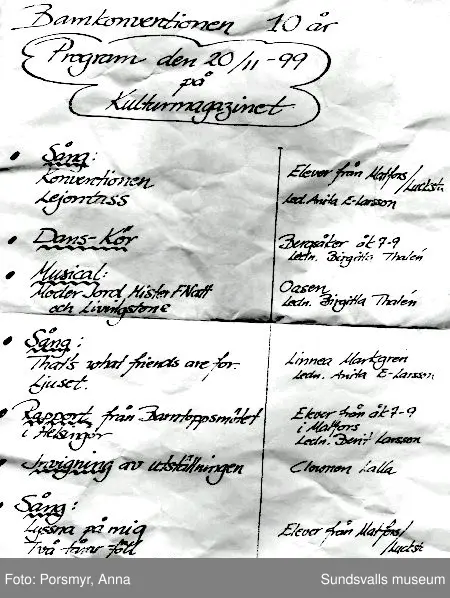 Barnkonventionens 10-årsfirande. Med skolbarn och föreningsliv, som medarrangörer. Se programmet Bild 19 på denna post.