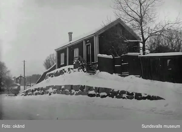 Gesällhärbärget på ursprunglig plats. Senare flyttat till Norra stadsberget. I bakgrunden Widesgården.