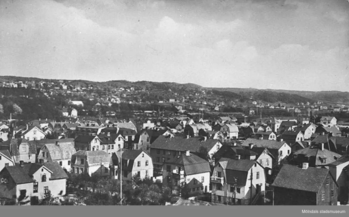 Vy över Mölndalsbroområdet från Kyrkberget i nordväst, ca 1934. I förgrunden ses Bergmansgatan och i bakgrunden ses husen vid Medborgargatan och Frölundagatan.