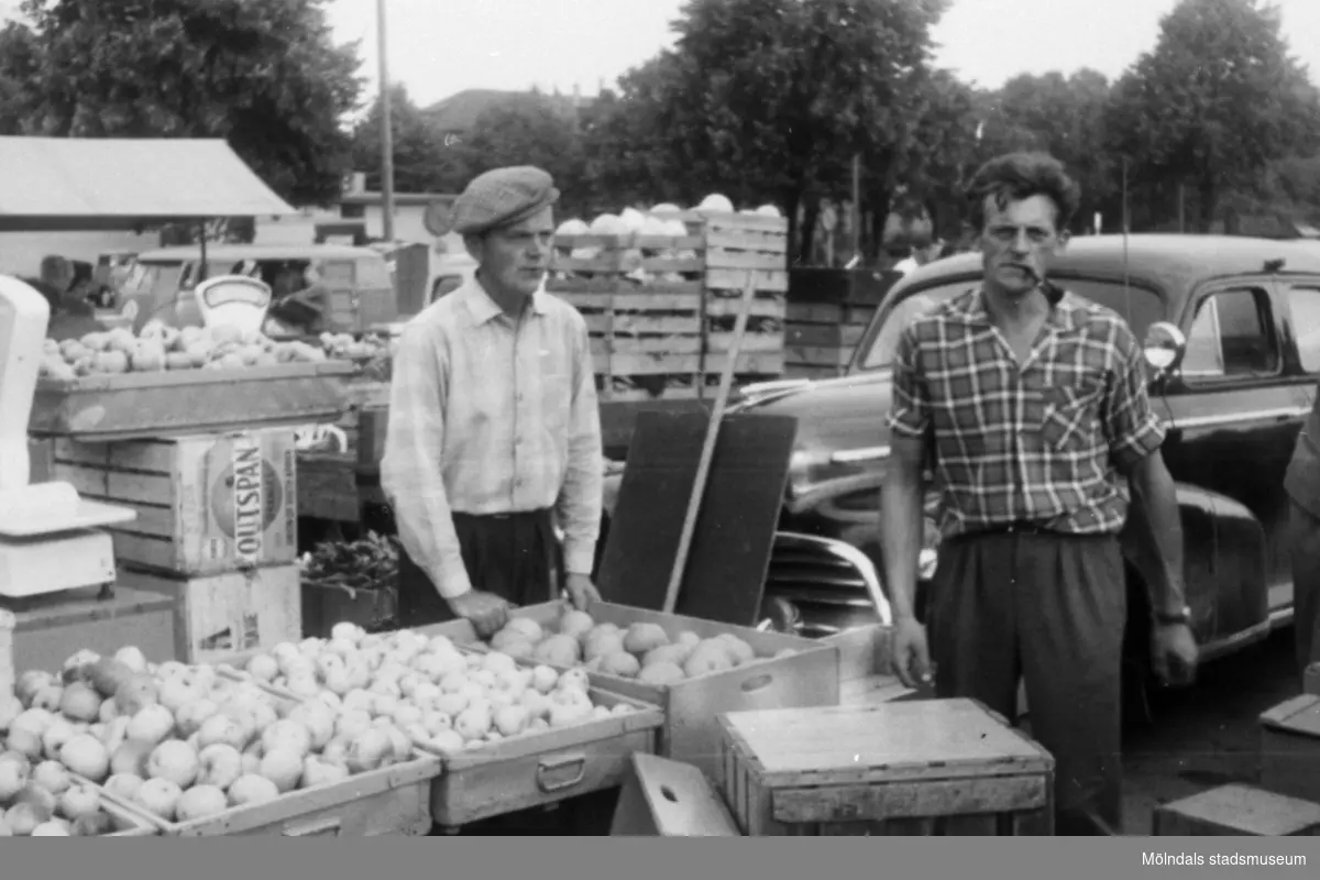 Torghandel på Nya torget, 1960-tal. Till vänster står Evert Andersson (i keps) från Fässberg Västergården.