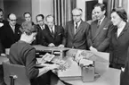 För riksdagens bevillningsutskott demonstreras prototypen av
den nya kassaregistermaskinen.  Foton 18/11 1965.  Maskinen
tillverkas av AB Addo och skall sättas in på prov på postkontoret Malmö 8, december 1965.