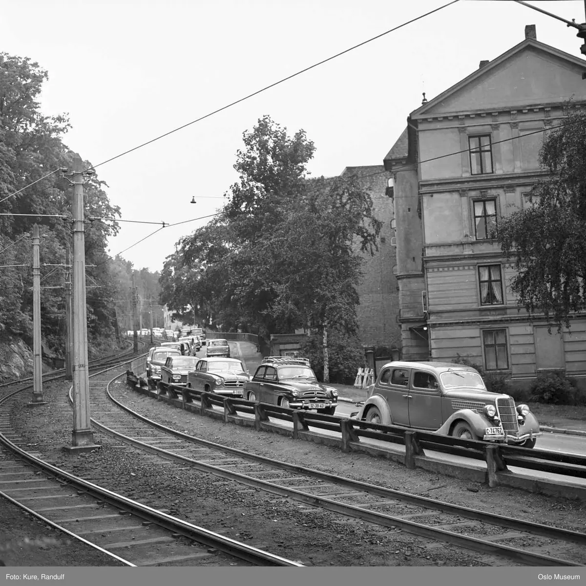 gate, biler, trafikk, trikkelinje, bygård
