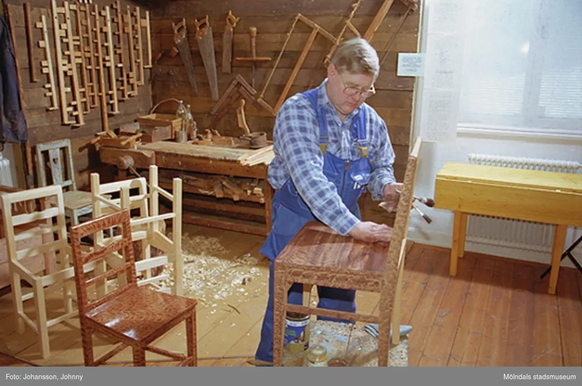 Från familjesöndagen på Mölndals museum 1998-02-22. Alf Garthman demonstrerar drickamålning på Ballbostol i samband med Ballbomöbelutställningen.