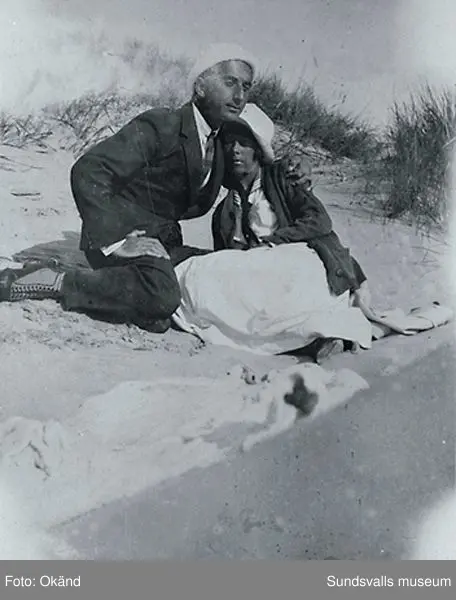 Isaac Grünewald och Sigrid Hjertén på stranden, Fanö, Danmark, 1917.