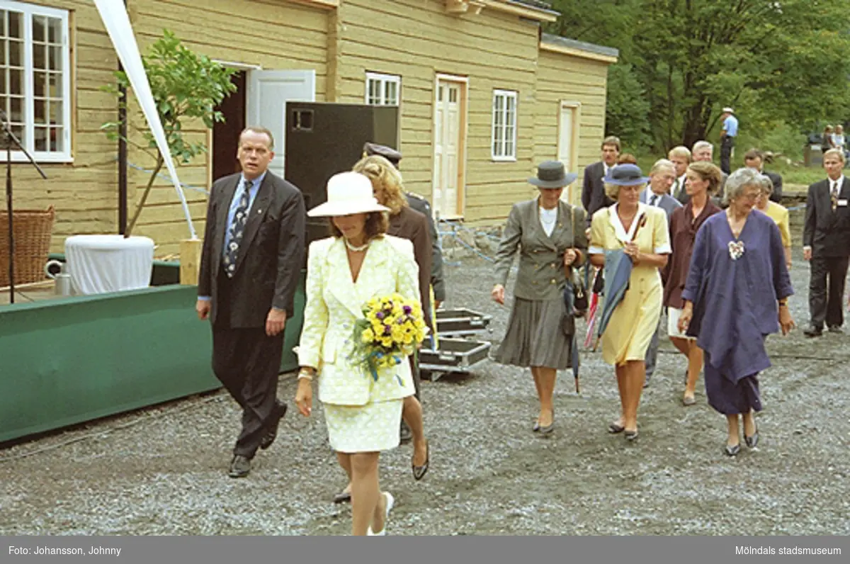 Drottning Silvia, Lena Vikström (i brunt), Inger Ernstsson (i blått), Marika Irvine (i vinrött), Tor Mattisson (i grå/blått) och Karl Gunnar Nordanstad (längst bort till höger i mörkblått). 
Utanför Tjenstefolksbostaden - kafé och konferenslokal.