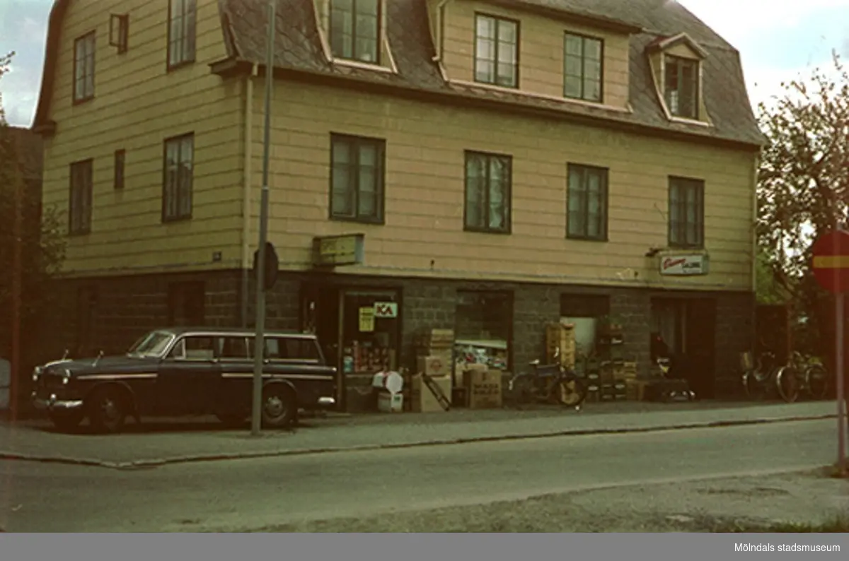 Korsningen Lillgatan och Nygatan. Lillgatan är den gata, som går in till Broplatsen mellan vägbron Mölndalsbro och Brogatan. En svart Volvo Amazonkombi står parkerad utanför.