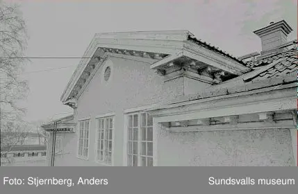 Motiv: Stg3049M, Kubikenborgs industriområde inkl. herrgårdsmiljön, Skönsmons förs. Herrgårdsbebyggelse. Bild 20 utbyggnad från 1890-talet.18: Detalj frontespis mot V.19: Detalj av skorsten20: Vy över utbyggnad mot S.21: Dörr mot terassen.22: Övre trapphallen.23: Vy från V mot ö.herrgårdsflygeln.
