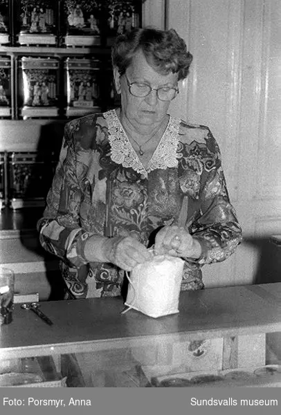 Kaffeaffären IDO, Nybrogatan. Bildsvit gjord för dokumentation utförd 1996. Affärsrörelsen grundades av Carl Dahlström den 18 november 1931. Dahlström föddes i Närsta, Alnö. Han arbetade som kassör på Hörningsholms sågverk 1918 till 1930 då sågen lades ner. Han fick inspirartion att starta kaffehandeln av sin bror Erland som arbetade på Kolonialvaruaktiebolaget. Mellan 1931 till 1937 drev Dahlström kaffehandeln tills en anställd, Eva Farm, tog över som nästa ägare. Sune Bäckström som tidigare arbetat som springpojke på firman tog över verksamheten 1954. Rosteriet som tidigare låg i magasinskvarteren (nuvarande Kulturmagasinet) flyttades 1983 till innergården vid Blombergska huset och en specialbyggd skorsten fick uppföras. Tonvikten på försäljningen ligger numera (2020) på ett välsorterat utbud av olika tesorter.