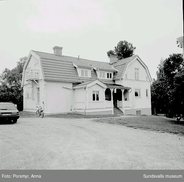 Grönborgska villan från slutet av 1880-talet. Användes som bostadshus fram till 1981, numera för stiftelsen Vänpunkten. Uthus från första hälften av 1800-talet då färgeri fanns på fastigheten.