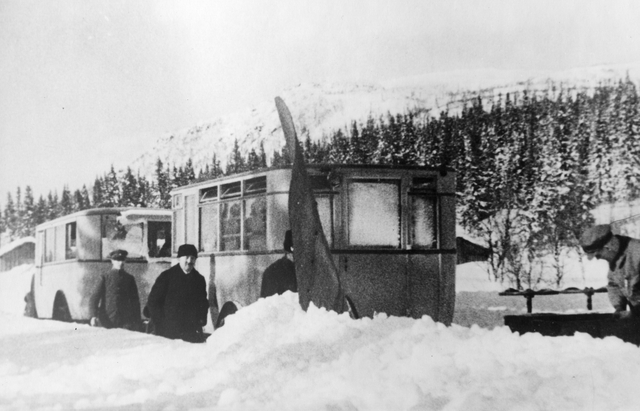 Plogning med två hopkopplade diligenser och en dubbelvingad
efterplog. Uppehåll i vinterlandskap.