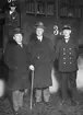 På Malmö centralstation 21.12.1932. Från vänster stationsskrivare
Arvid Arvik, trafikinspektör Bolmgren och transportförman K J Leong.