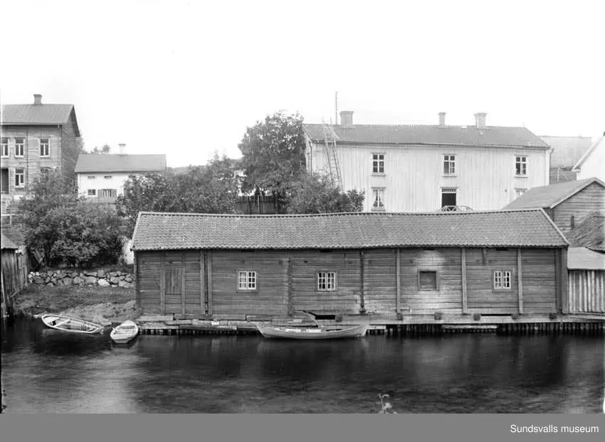 Salanderska gården. Magasinen (som enligt uppgift hade brandsvedd gavel från branden 1888). Nu rivet.