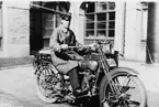 Brevbärare Z Einar Rosén på posthusgården Göteborg 1. Motorcykeln - en Harley Davidson - har reg.nr O482.