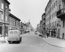 Kl. 06.10 ligger Drottninggatan öde, när postbilen kör ner till
postkontoret med stockholmstidningarna från järnvägsstationen.