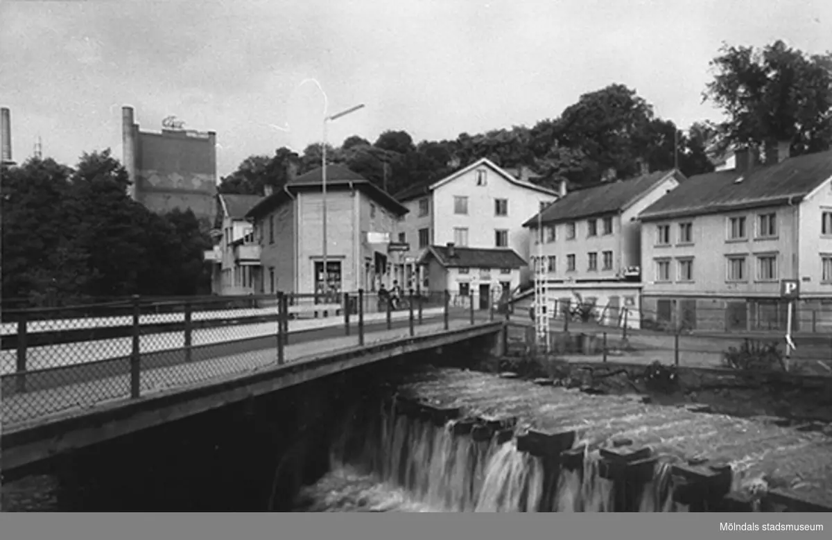 Forsebron och Kvarnfallet/Mölndalsfallen, okänt åral. I bakgrunden till vänster ses den höga byggnaden Stora Götafors. Till höger ligger Fisketorget. Relaterat motiv: 2002_1017.