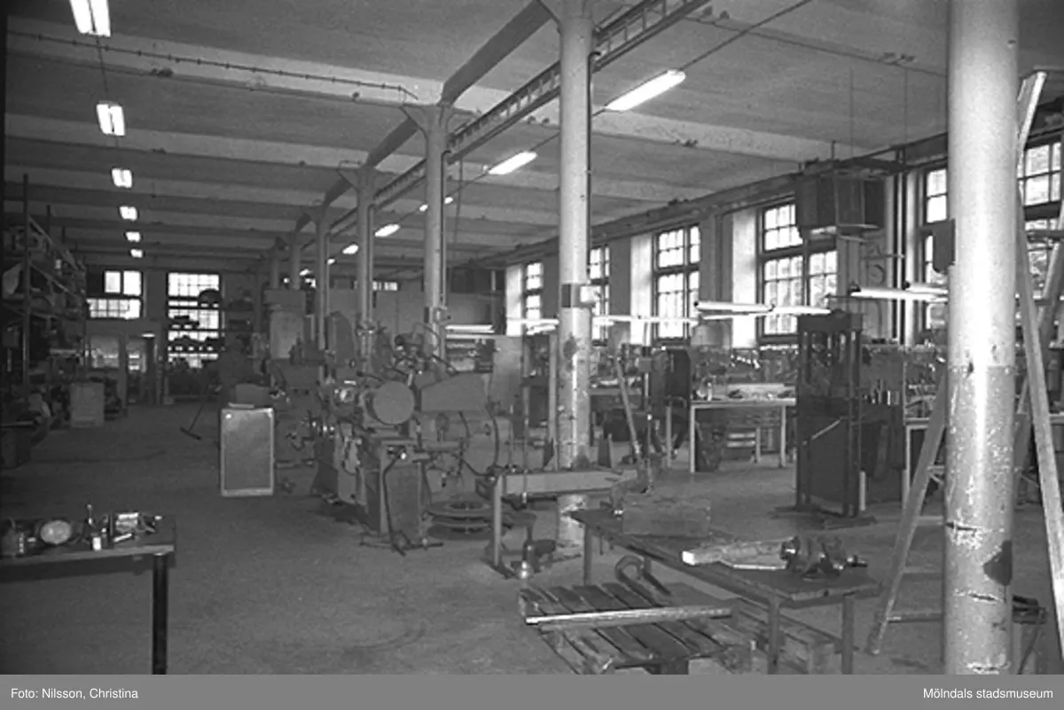 August Werners fabriker i Lindome, hösten 1994. Byggnadsdetalj: Maskiner uppställda i ett stort rum.