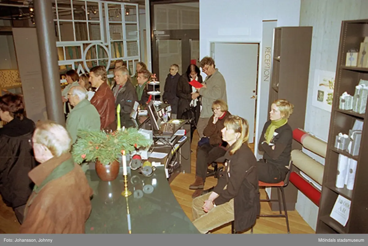 Besökare underhålls av Opus sångkör på museet 2002-12-15.