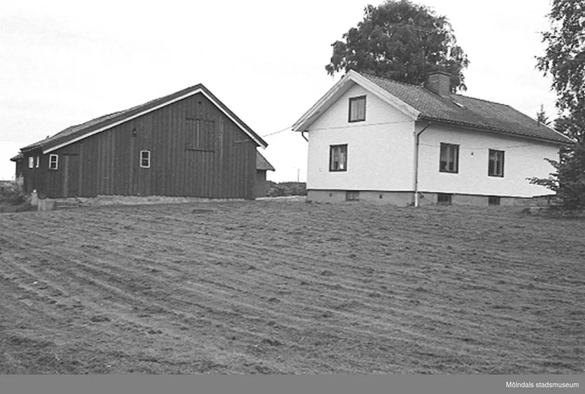 Ett hus och en ladugård troligtvis i Lindome. Okänt årtal.