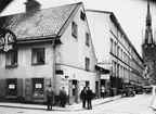 Hörnet av Bryggargatan (t.v.) och Klara Norra Kyrkogata. I fonden
Klara Kyrka.