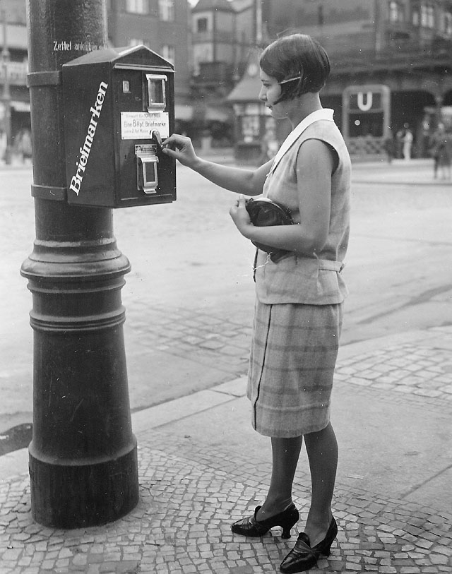 Ny frimärksautomat på Berlins gator, oktober 1928.